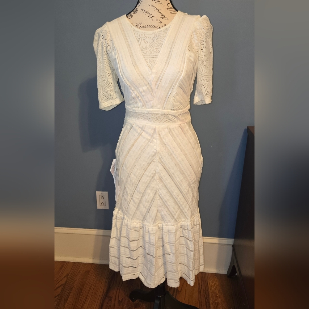 BCBGMaxAzria White Sheath Dress with Puff Sleeves and V-Neck